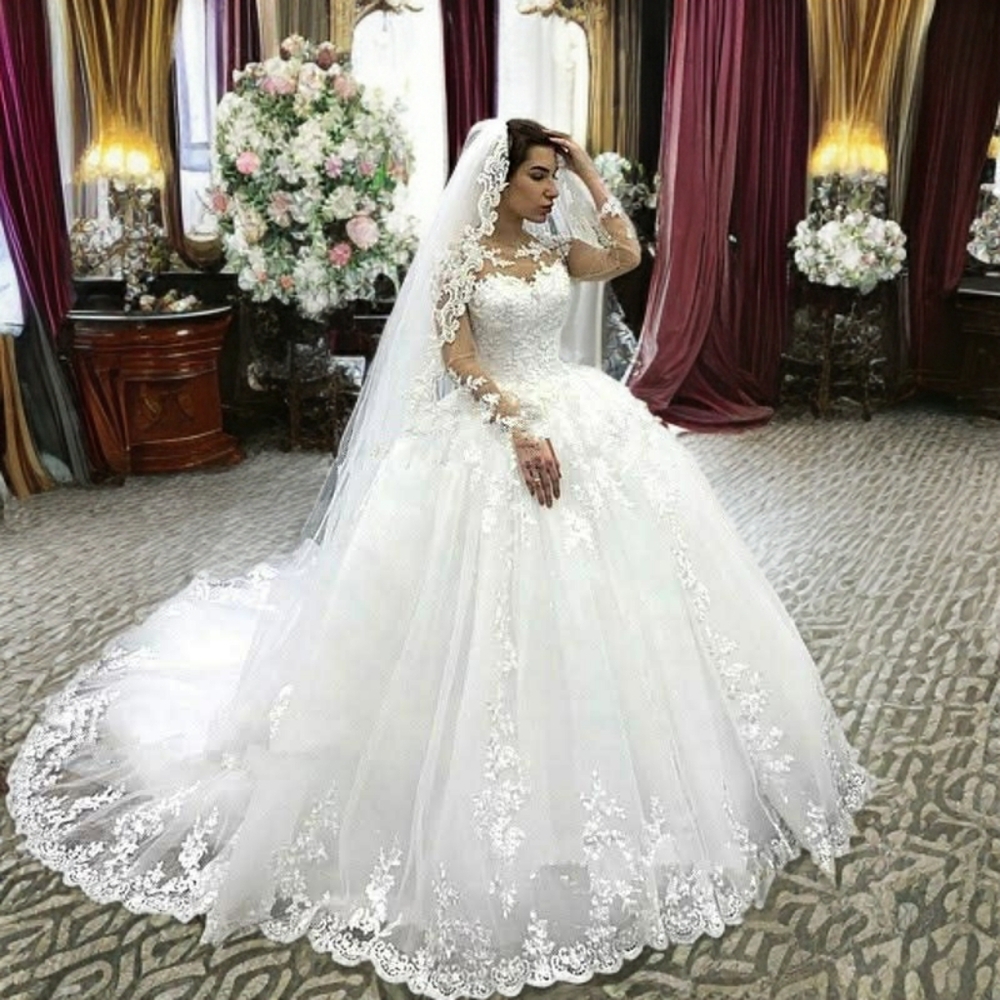 Plus Size Elegant White Lace Wedding Dress - Picture 1 of 9